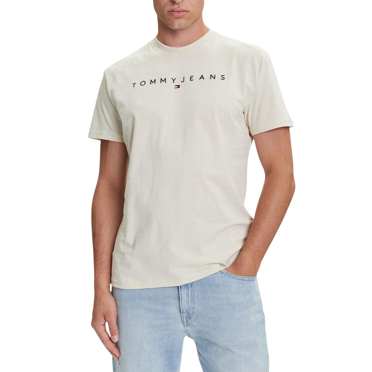 T-shirt Tommy Hilfiger Jeans LINEAR LOGO TEE uomo beige chiaro maniche corte scollo tondo 100% cotone organico - vista frontale indossata da modello