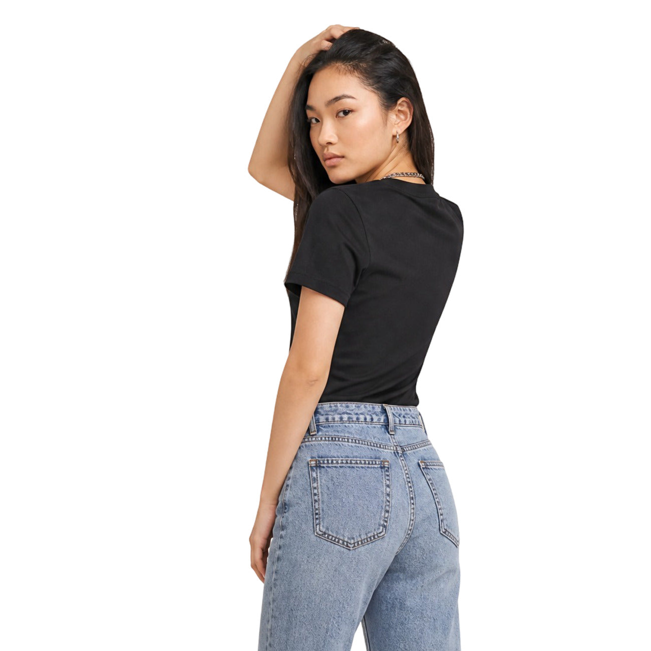 T-shirt Donna Nera Calvin Klein Jeans; 100% Cotone. Taglio regular fit, maniche corte e scollo tondo. Stampa frontale a contrasto logo 'Est. 1968 New York City', tessuto leggero stile casual-urban. Vista posteriore 