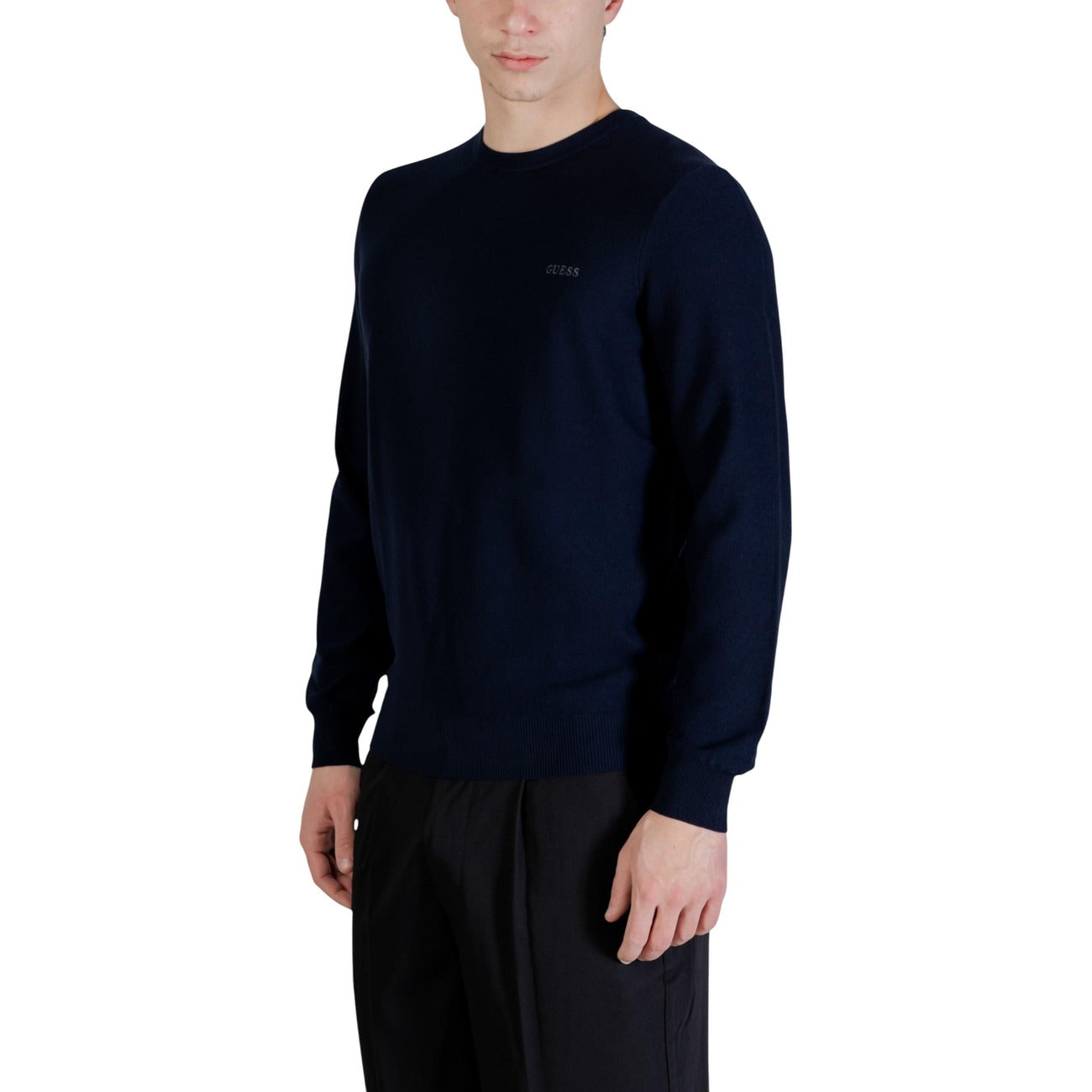 Maglia Guess Karim; Blu. 70% Lyocell, 30% Poliestere. Lavorazione piqué, girocollo, logo ricamato. Tessuto morbido e traspirante, stile casual elegante. Frontale laterale 