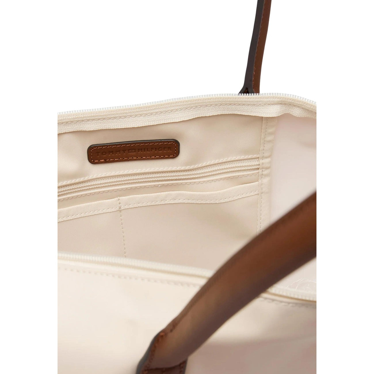 Borsa Tommy Hilfiger Popette Tote; 50% Nylon, 50% Pelle. Colore bianco, chiusura con zip, manici a contrasto. Capienza 18 l (51x32x14 cm). Borsa grande versatile ed elegante per ogni occasione. Vista interna 