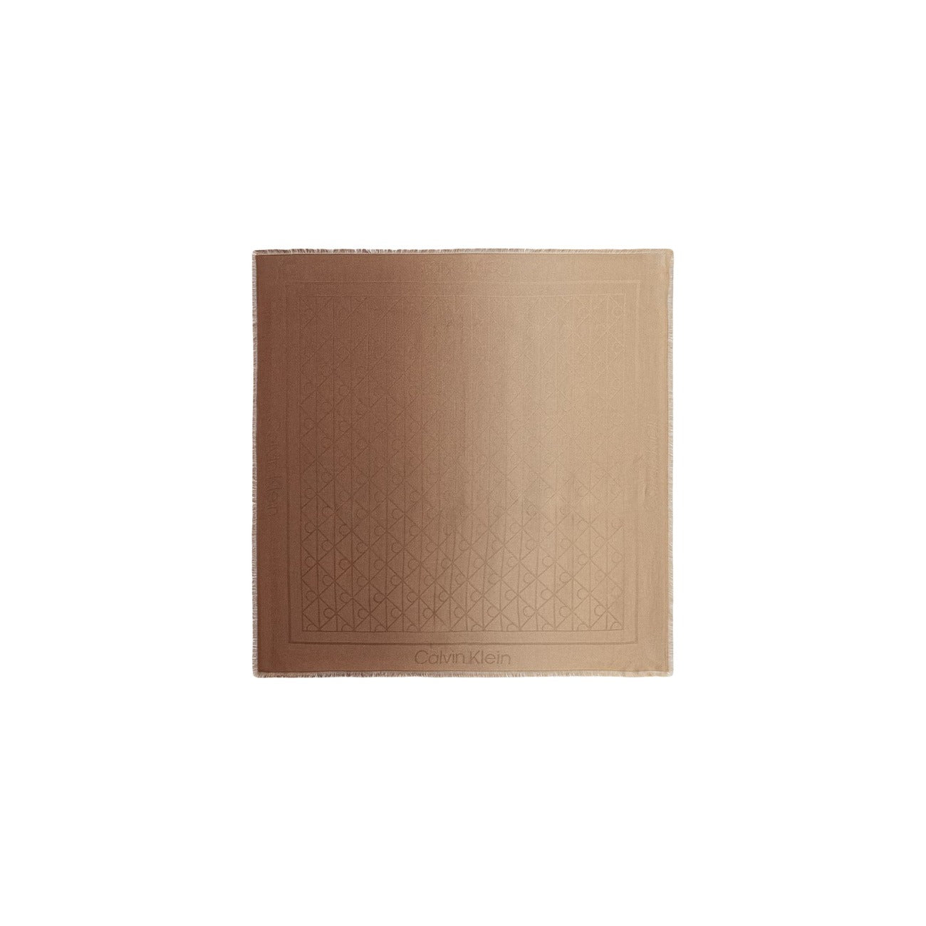 Foulard Quadrato Donna Calvin Klein; Beige. 100% Modal effetto seta, motivo jacquard geometrico con logo a rilievo e bordi sfrangiati. Misure generose (70x70 cm), stile minimal per mezza stagione. Vista frontale 