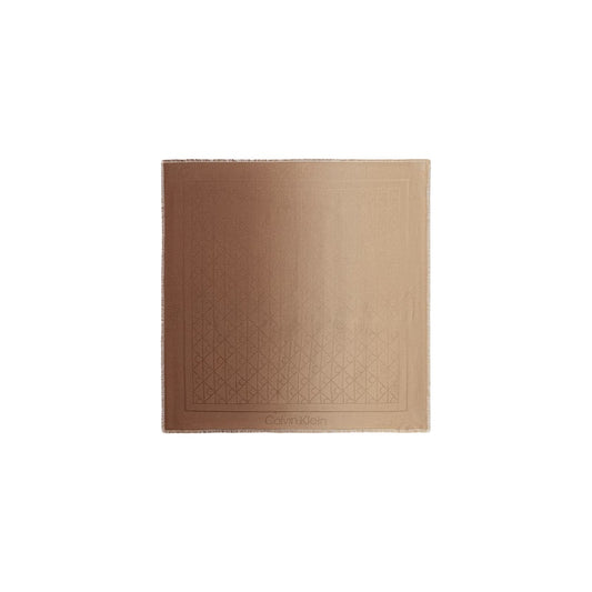 Foulard Quadrato Donna Calvin Klein; Beige. 100% Modal effetto seta, motivo jacquard geometrico con logo a rilievo e bordi sfrangiati. Misure generose (70x70 cm), stile minimal per mezza stagione. Vista frontale 