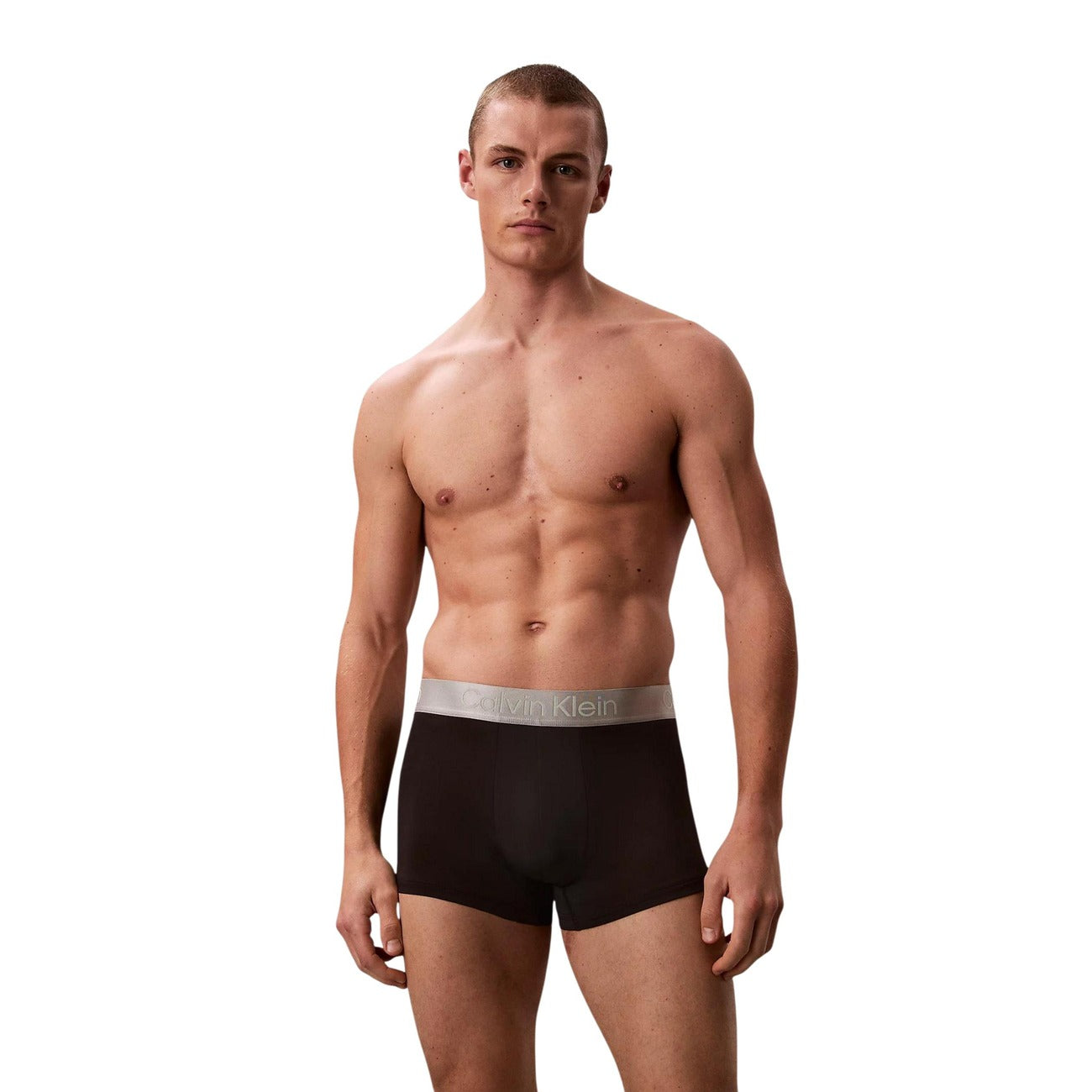 Pack 3 Boxer Trunk CK; Cotone Stretch. 95% Cotone e 5% Elastam, vita regolare con fascia logata, design traspirante e aderente. Qualità premium per l'uso quotidiano, supporto eccellente. Vista frontale nero 