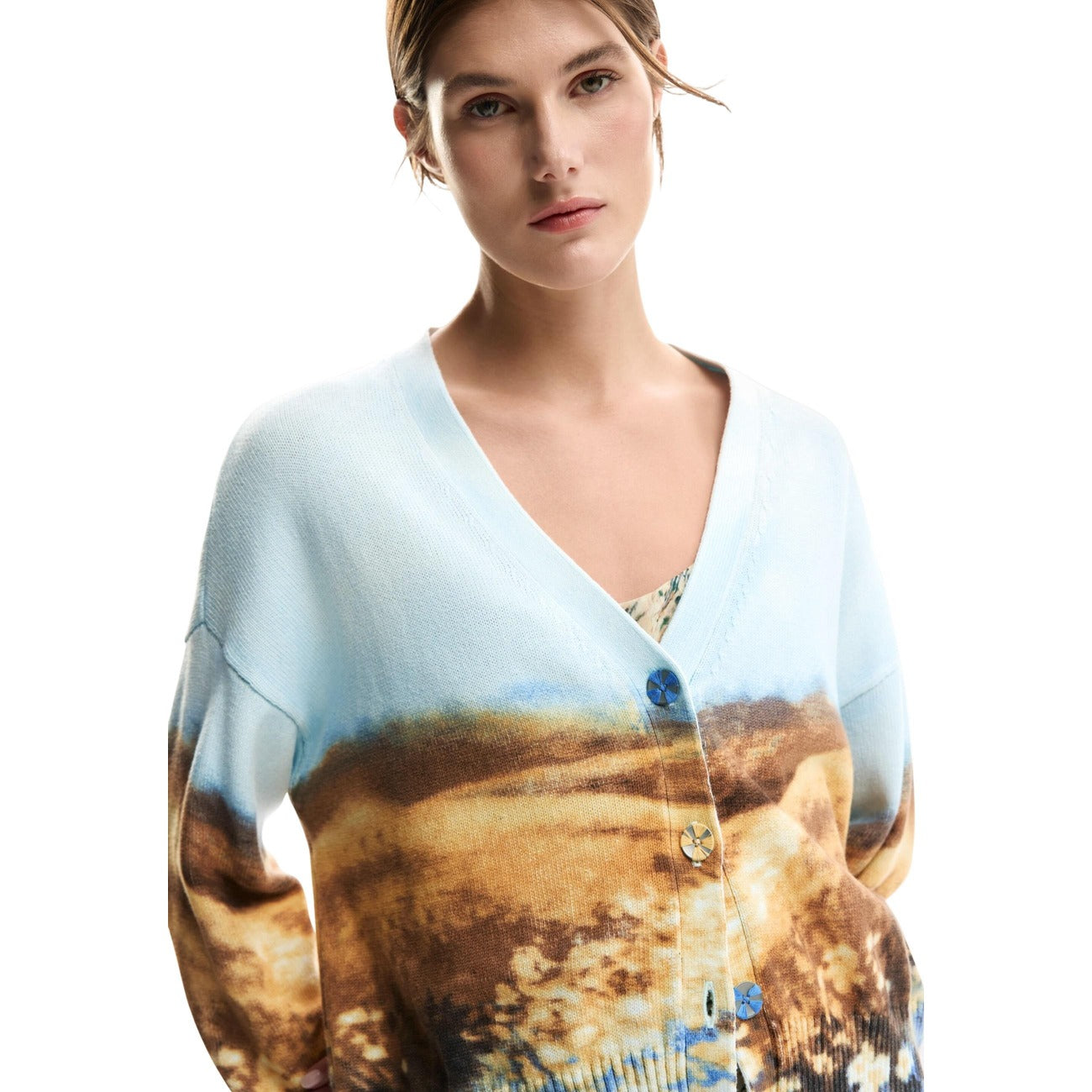 Cardigan Stampa Paesaggio; Maglia Leggera Sostenibile. Multicolore, scollo a V, bottoni frontali. Maglione donna regular fit, collezione SS26 Barcelona Design. Dettaglio scollo