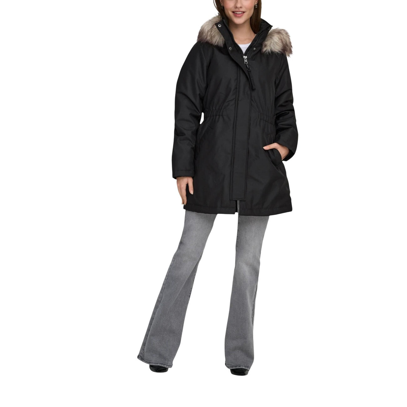 Parka nero da donna Only 15370930 con pelliccia sul cappuccio. Giubbotto caldo per l'inverno con cerniera zip, bordo in eco-pelliccia rimuovibile, polsini elasticizzati e tasche, abbigliamento donna autunno inverno.