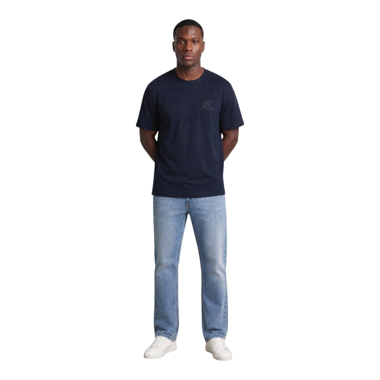 T-shirt Blu navy Calvin Klein; Logo Goffrato in rilievo. 100% Jersey di Cotone. Vestibilità regolare, girocollo a costine, morbidezza premium. Stile minimalista e ricercato. Vista frontale figura intera  