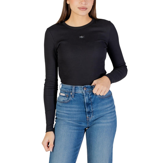 Maglia Manica Lunga CK Jeans; Nero. 94% Cotone, 6% Elastam. Vestibilità stretch, logo ricamato, girocollo. Capo versatile per la mezza stagione e il layering. Vista frontale 