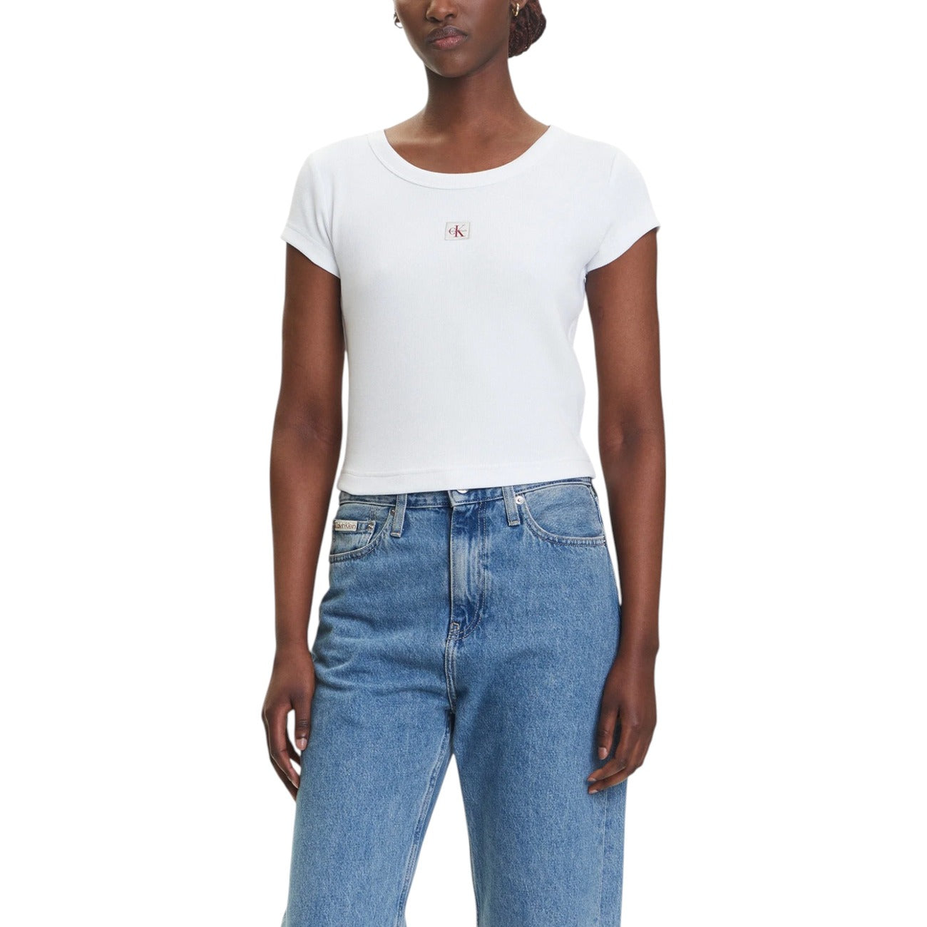 T-shirt Calvin Klein Jeans LABEL BABY TEE donna bianca maniche corte scollo tondo - vista frontale indossata da modello
