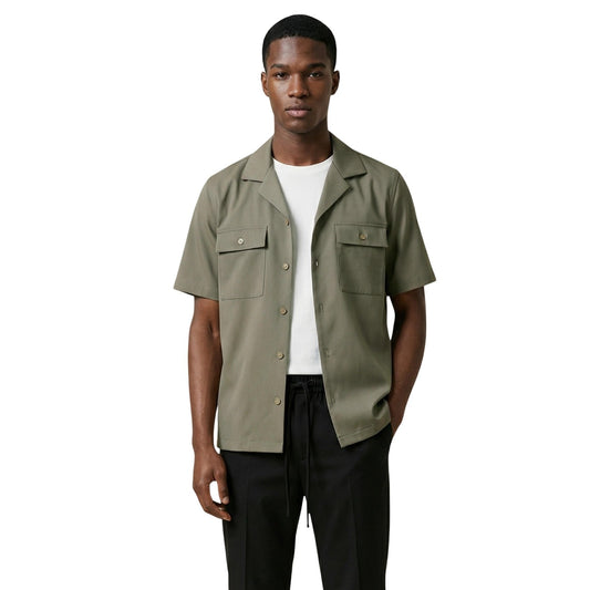 Gianni Lupo Camicia verde maniche corte stretch; composizione in viscosa ed elastam per il massimo comfort, tessuto tecnico resistente alle pieghe e stile contemporaneo per la stagione calda.