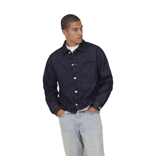 Camicia azzurra blu denim uomo Only & Sons Onssprick Box 22033420. Sovracamicia casual a maniche lunghe in 100% cotone traspirante con bottoni a contrasto e tasca frontale.