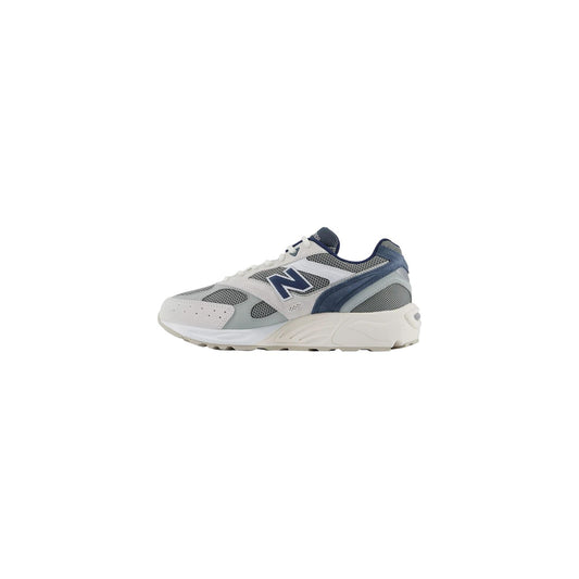 Sneakers da uomo New Balance color sea salt panna con dettagli bordeaux bayberry e blu navy. Tomaia in pelle scamosciata suede e mesh traspirante con intersuola ammortizzata ABZORB. Laterale 