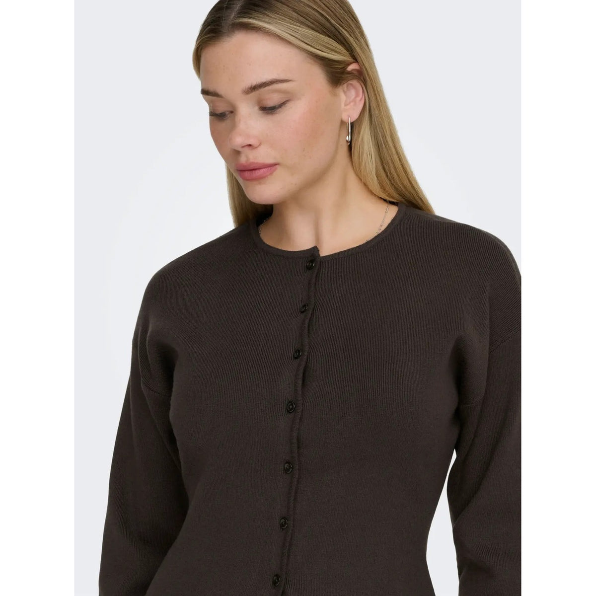 Cardigan in maglia piatta da donna Only codice 15370435 con maniche voluminose, scollo paricollo e chiusura a bottoni nei colori marrone Chocolate Torte, blu Night Sky e grigio Light Grey Melange.