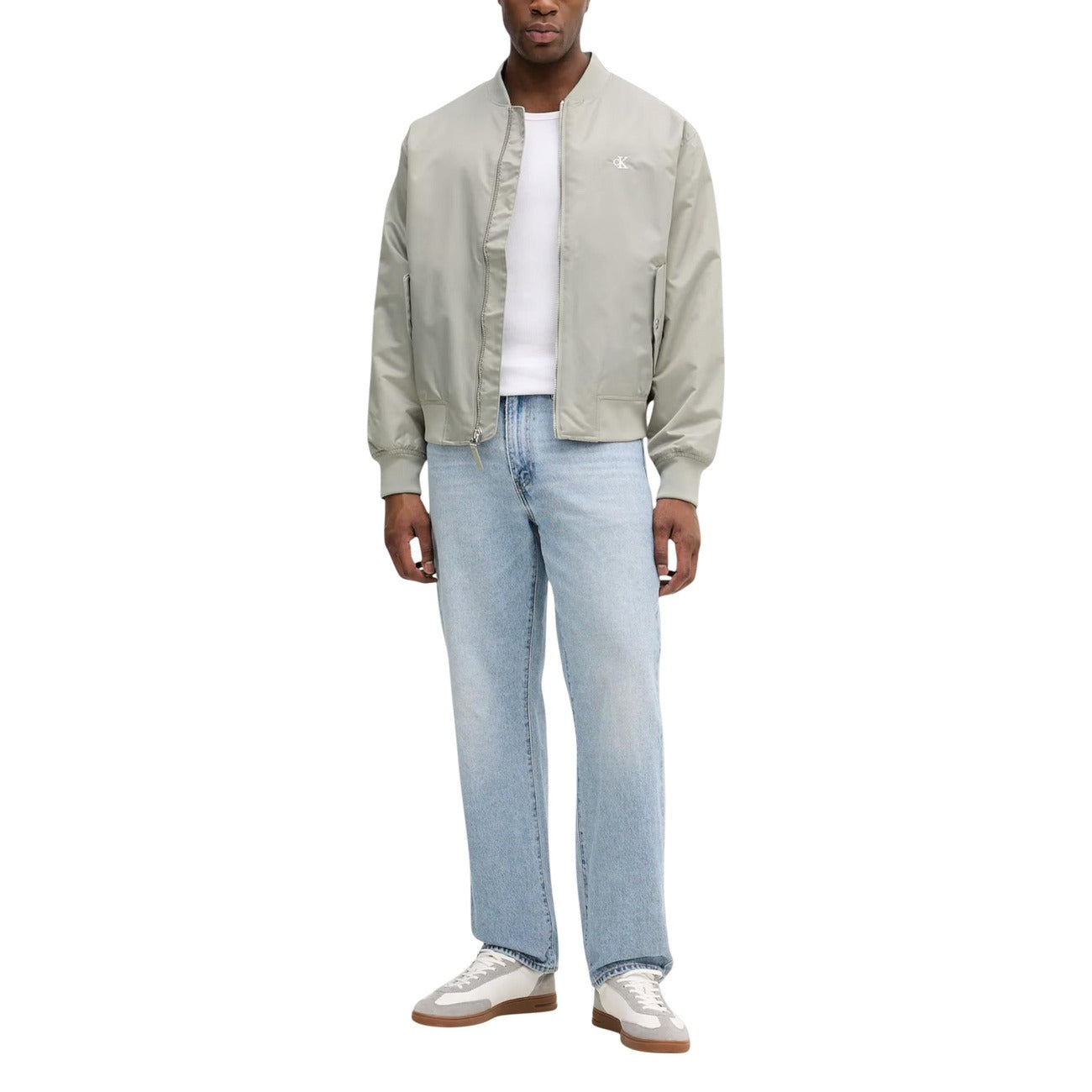 Bomber verde Calvin Klein Jeans HERO; 100% poliammide, chiusura a zip, tasche con patta, colletto coreana. Vestibilità regolare. Figura intera 