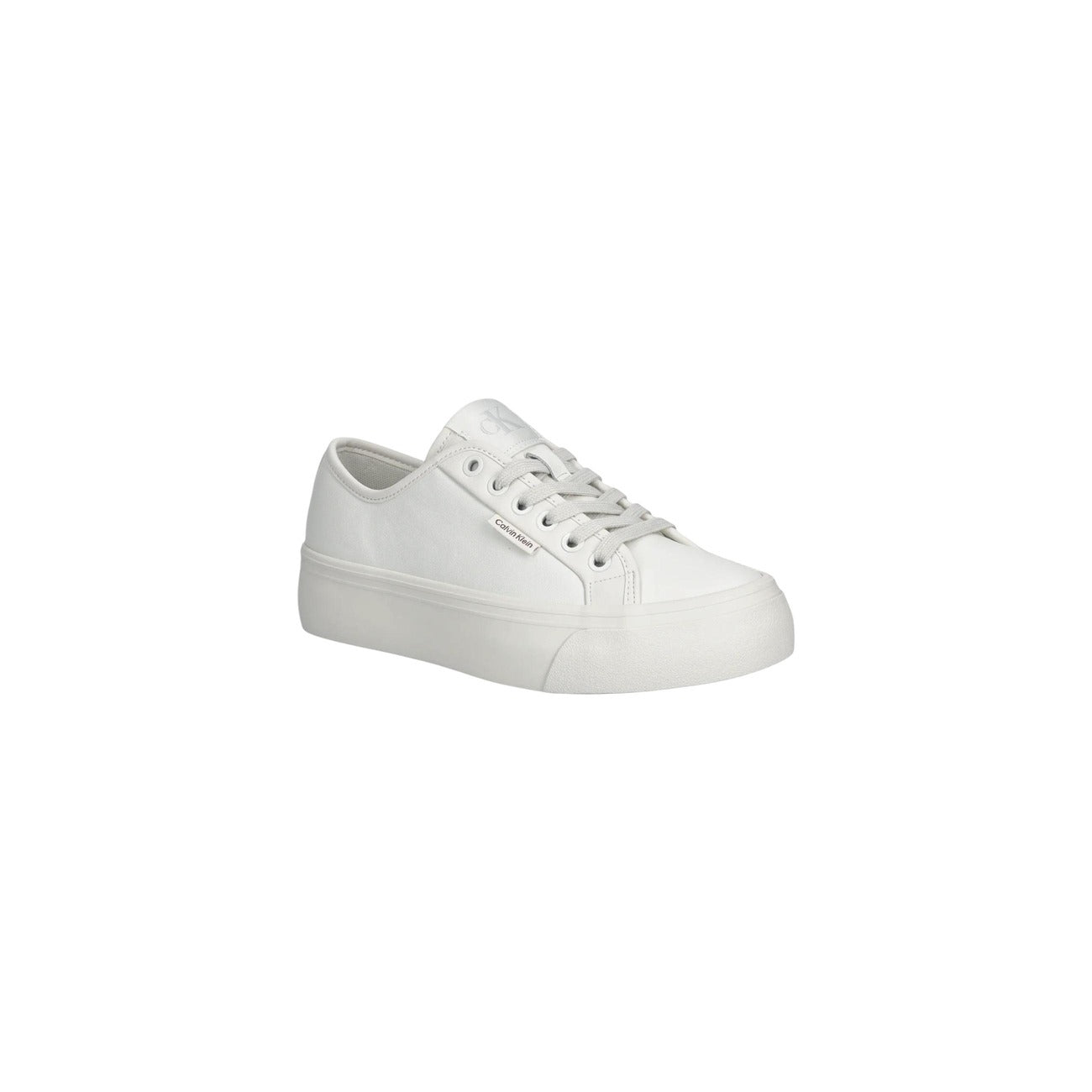 Sneakers CK Jeans Vulc Flat; 100% Pelle. Suola in gomma piatta, dettagli metallici logo, design minimal. Scarpa donna bianca versatile, comoda e di alta qualità. Vista frontale 