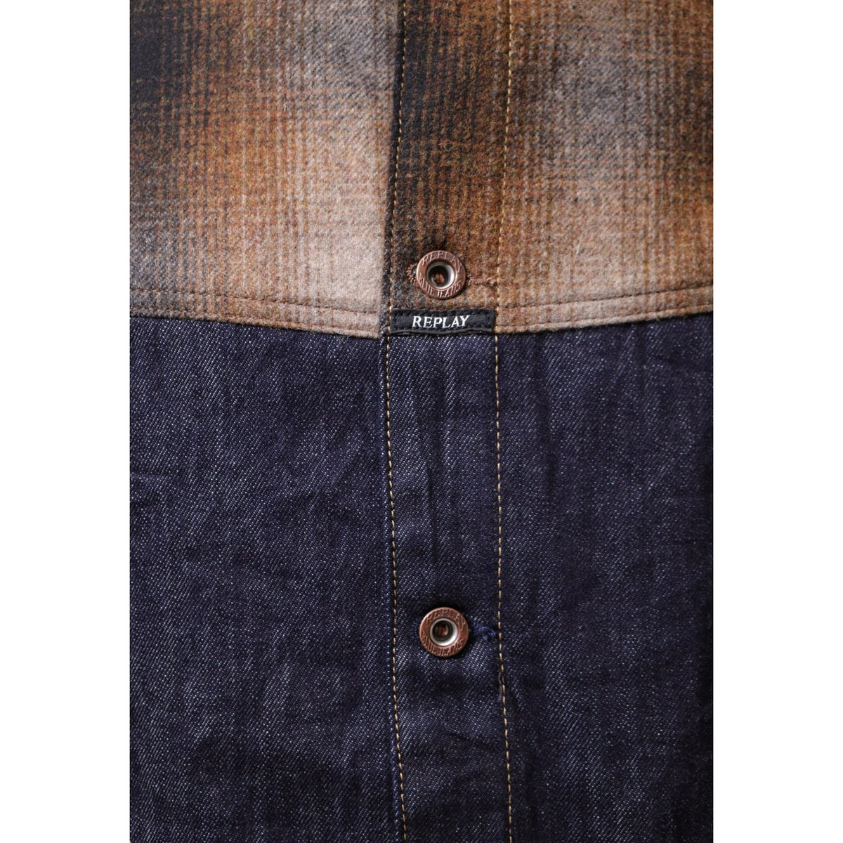 Giacca jeans Replay uomo M13L0 denim riciclato 12 oz. Giambotto in denim blu indigo con inserti lavorati ed effetto sfumato, colletto tradizionale e tasche trasversali curve, abbigliamento uomo mezza stagione.