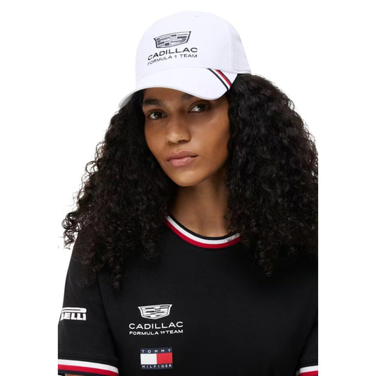 Cappellino Tommy Hilfiger Cadillac F1 Valtteri Bottas 77 AU0AU02100YBR. Cappello da baseball replica pilota F1 numero 77 unisex in poliestere con fori di ventilazione e loghi ufficiali.