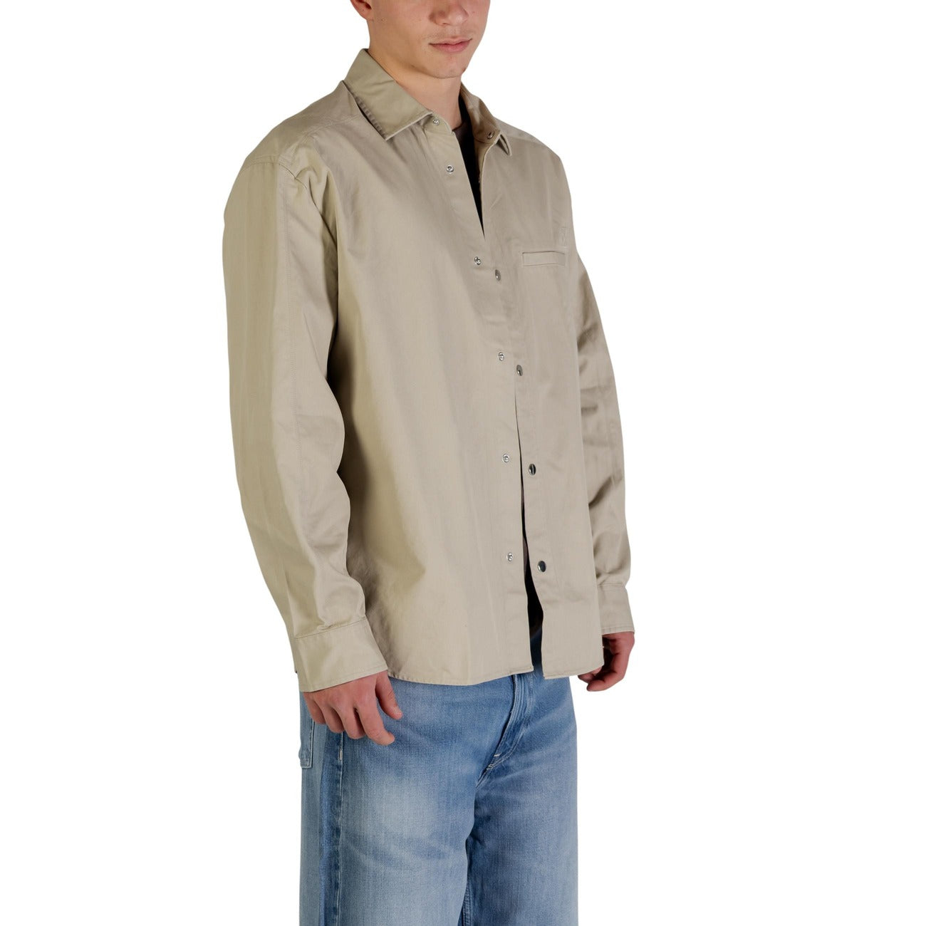 Giacchetto cotone Calvin Klein LV04RE109G; 100% cotone, bottoni automatici, tasca a filetto, regular fit. Stile minimalista contemporaneo. Colore beige vista frontale laterale 