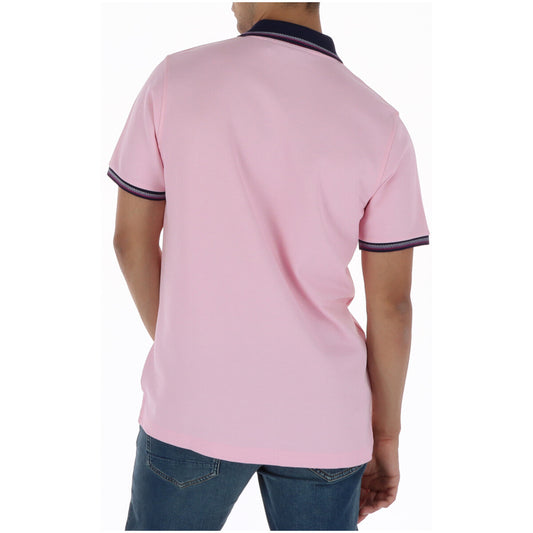 Polo Psycho Bunny Rosa; 100% Cotone Peruviano. Logo ricamato, bordature a contrasto, abbottonatura a 2 bottoni. Vestibilità regular, spacchi laterali traspiranti, stile casual-premium. Vista posteriore 