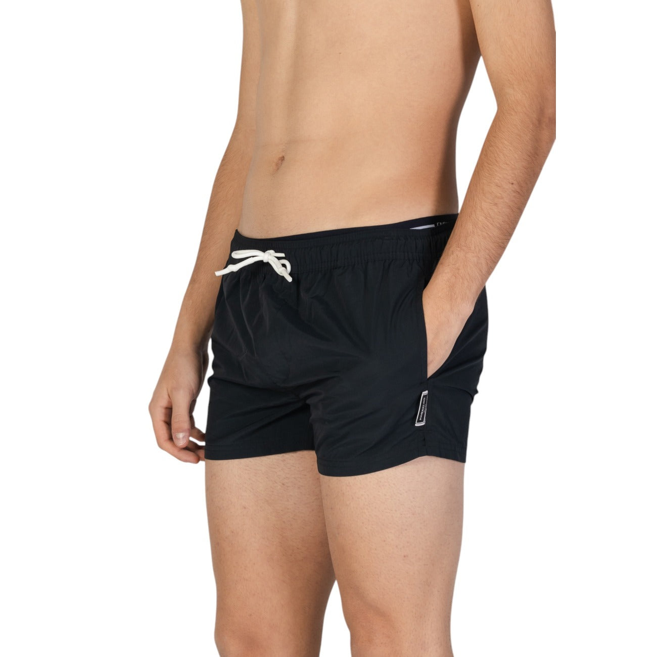Costume Hamaki-ho BM39H; 100% Poliestere. Colore nero, asciugatura rapida, vita con coulisse. Boxer mare uomo leggero e resistente per la PE26.