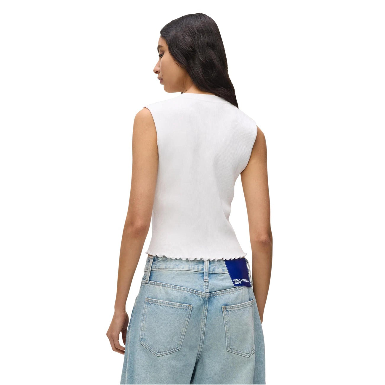 Top Ribbed Button-Down; 50% Viscosa, 50% Poliammide. Scollo a V, orlo arricciato, vestibilità slim. Maglia donna a costine fresca e stretch per la PE26. Vista posteriore 