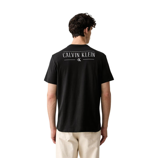 T-shirt Calvin Klein Jeans uomo nera LV04RH815G. Maglietta casual a manica corta girocollo vestibilità regolare, 100% cotone traspirante con logo cK frontale e stampa logo esteso sul retro.