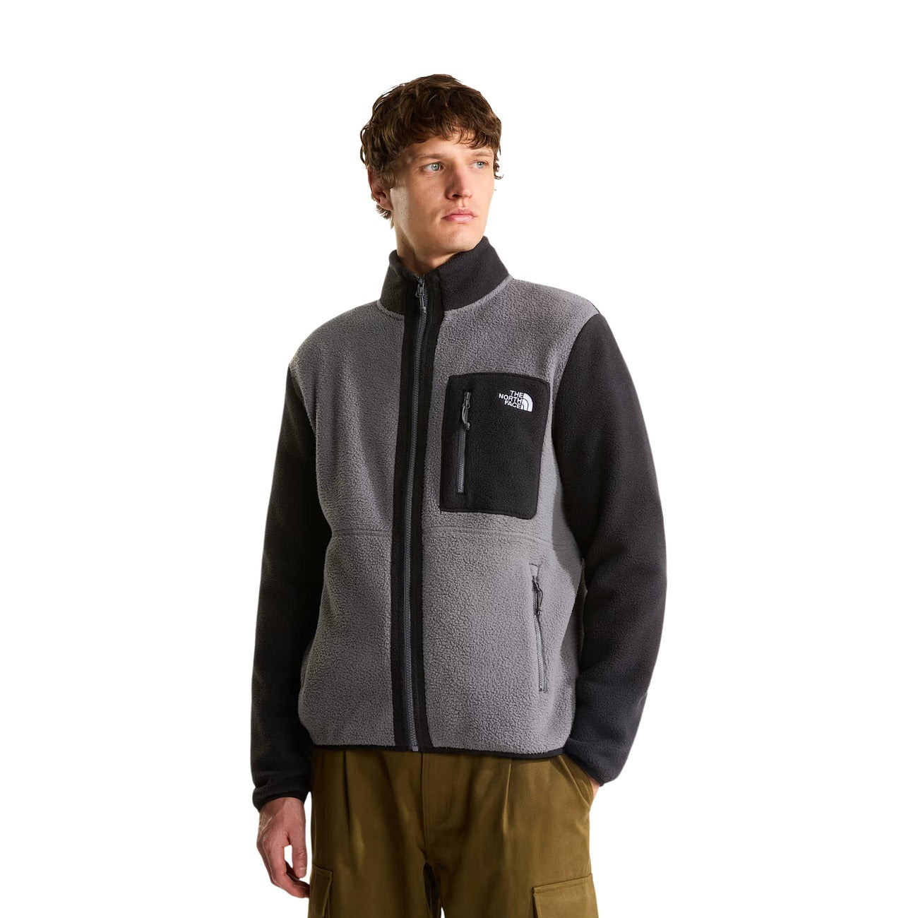 Giacca pile The North Face Yumiori Full Zip uomo Smoked Pearl TNF Black. Giubbotto in pile pesante da trekking e outdoor grigio e nero con cerniera zip, tasche laterali, taschino al petto e collo alto, abbigliamento montagna autunno inverno.