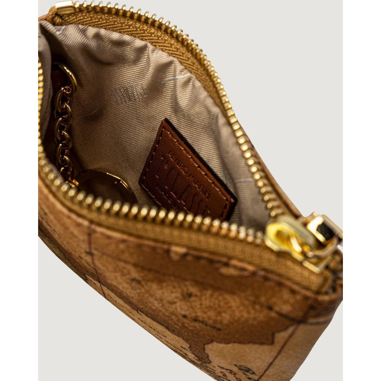 Pochette Alviero Martini Prima Classe donna Geo Classic C M001 6000. Bustina portatutto e mini beauty case da borsa in pelle beige con stampa geografica e cerniera con zip, accessorio travel elegante e compatto 4 stagioni.