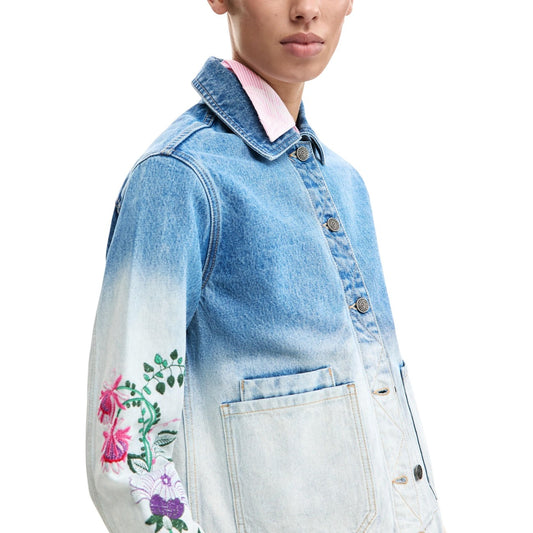 taglio dritto, arricchita da ricami floreali sulle maniche che donano un tocco di originalità e femminilità