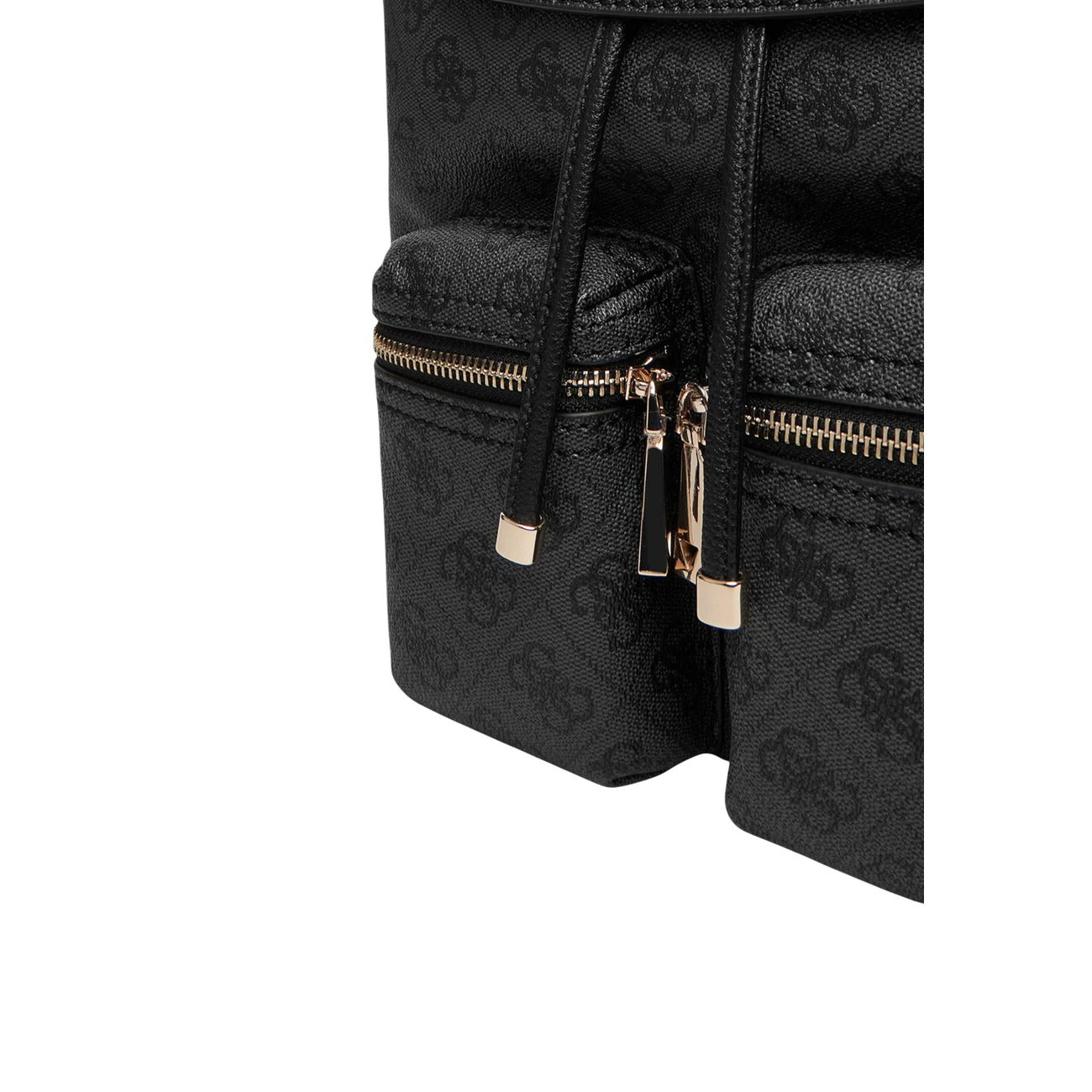 Zaino Guess Manhattan II Flap Nero; 100% Poliuretano. Texture logo in rilievo, chiusura a patta, doppia tasca esterna, metalleria dorata. Zaino donna elegante e strutturato.