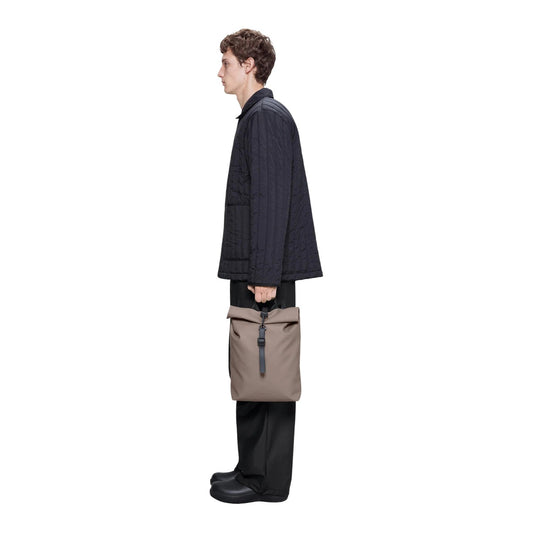 Zaino Rains Rolltop Rucksack Mini Cinder grigio 13330. Zainetto impermeabile per bici e città con chiusura rolltop a moschettone, scomparto imbottito e schienale traspirante, zaino casual idrorepellente per la pioggia.