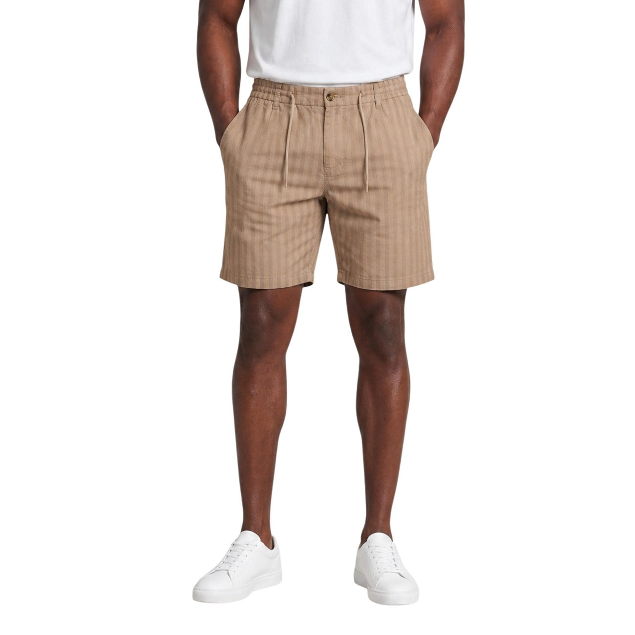 Bermuda Marroni Hydra Clothing; 100% Cotone. Righe sottili, vita elastica con coulisse e passanti. Tasche a filetto, vestibilità regular. Leggeri, resistenti e ideali per il caldo estivo. Vista frontale 