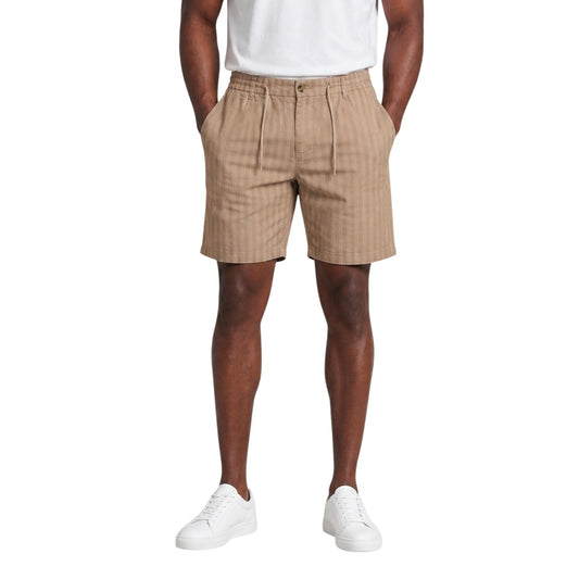 Bermuda Marroni Hydra Clothing; 100% Cotone. Righe sottili, vita elastica con coulisse e passanti. Tasche a filetto, vestibilità regular. Leggeri, resistenti e ideali per il caldo estivo. Vista frontale 
