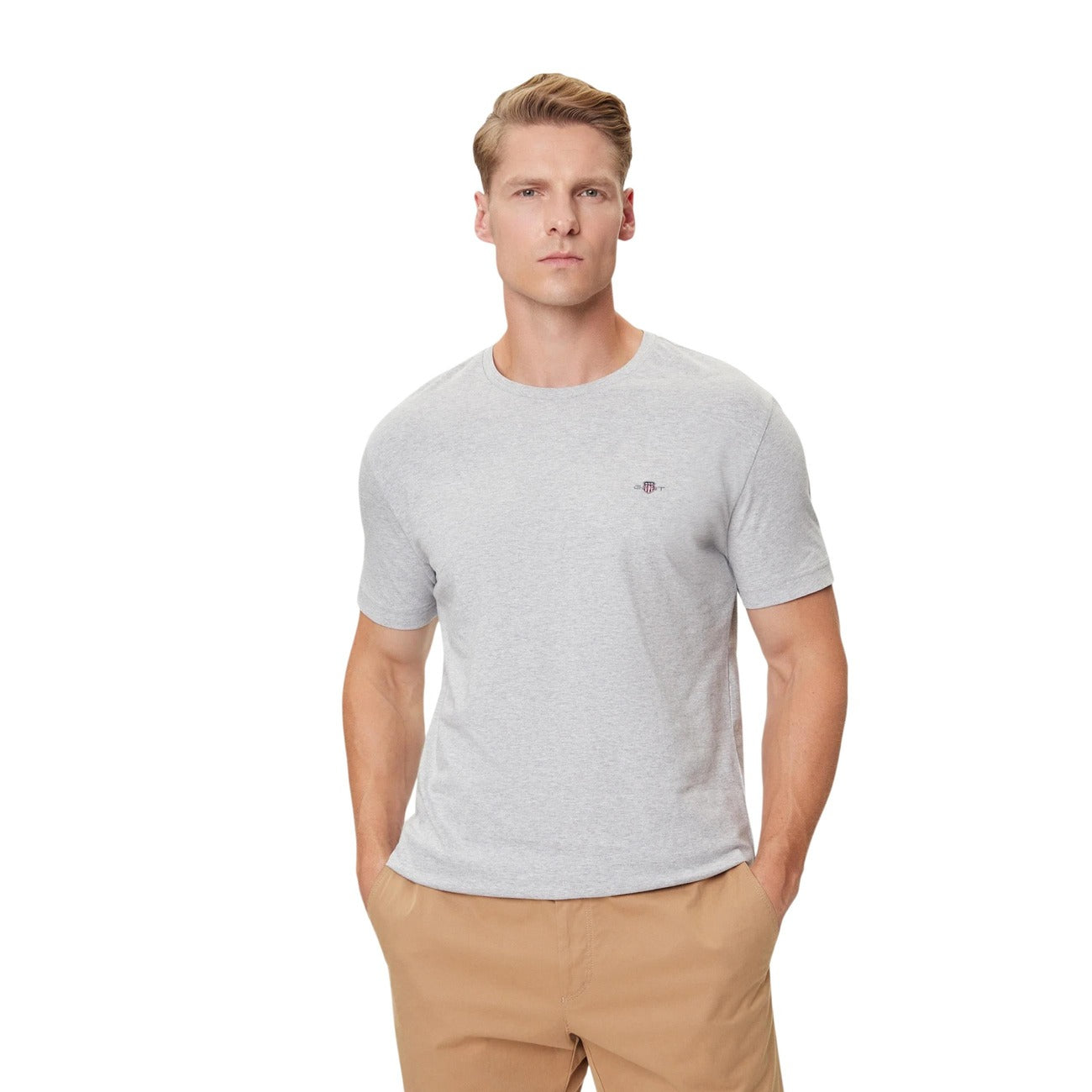 T-shirt uomo GANT; 100% cotone, regular fit, logo Shield ricamato sul petto. Comfort e stile intramontabile. Colore grigio. Vista frontale 