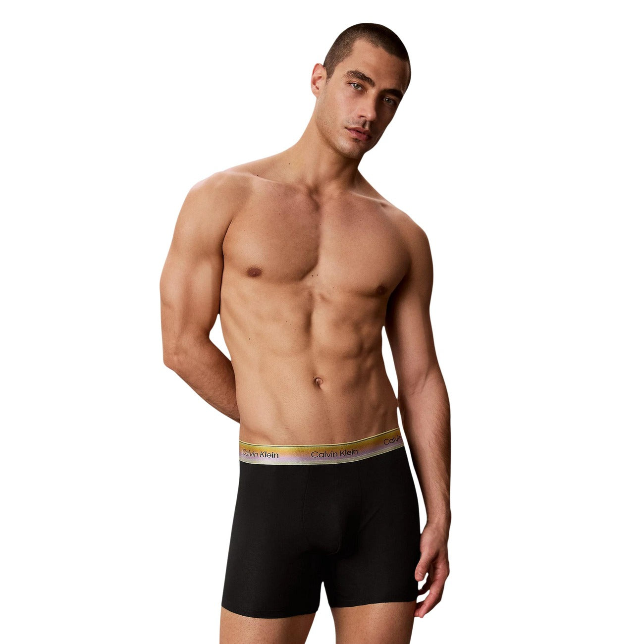 Boxer brief da uomo nero Calvin Klein Underwear, realizzato in cotone elasticizzato con una speciale fascia elastica in vita caratterizzata dal logo sfumato ispirato al Pride.