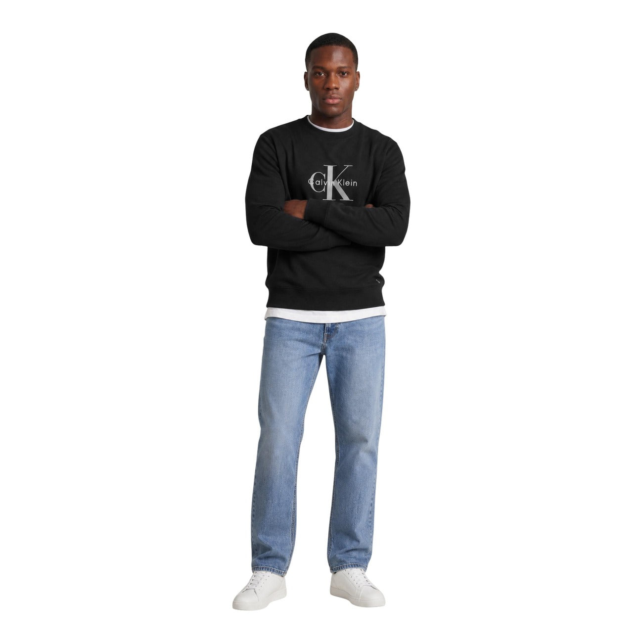 Felpa Girocollo Nera Calvin Klein Jeans; Interno Felpato. Logo frontale, finiture a costine, misto cotone resistente. Versatile, iconica e confortevole per ogni giorno. Vista frontale figura intera 