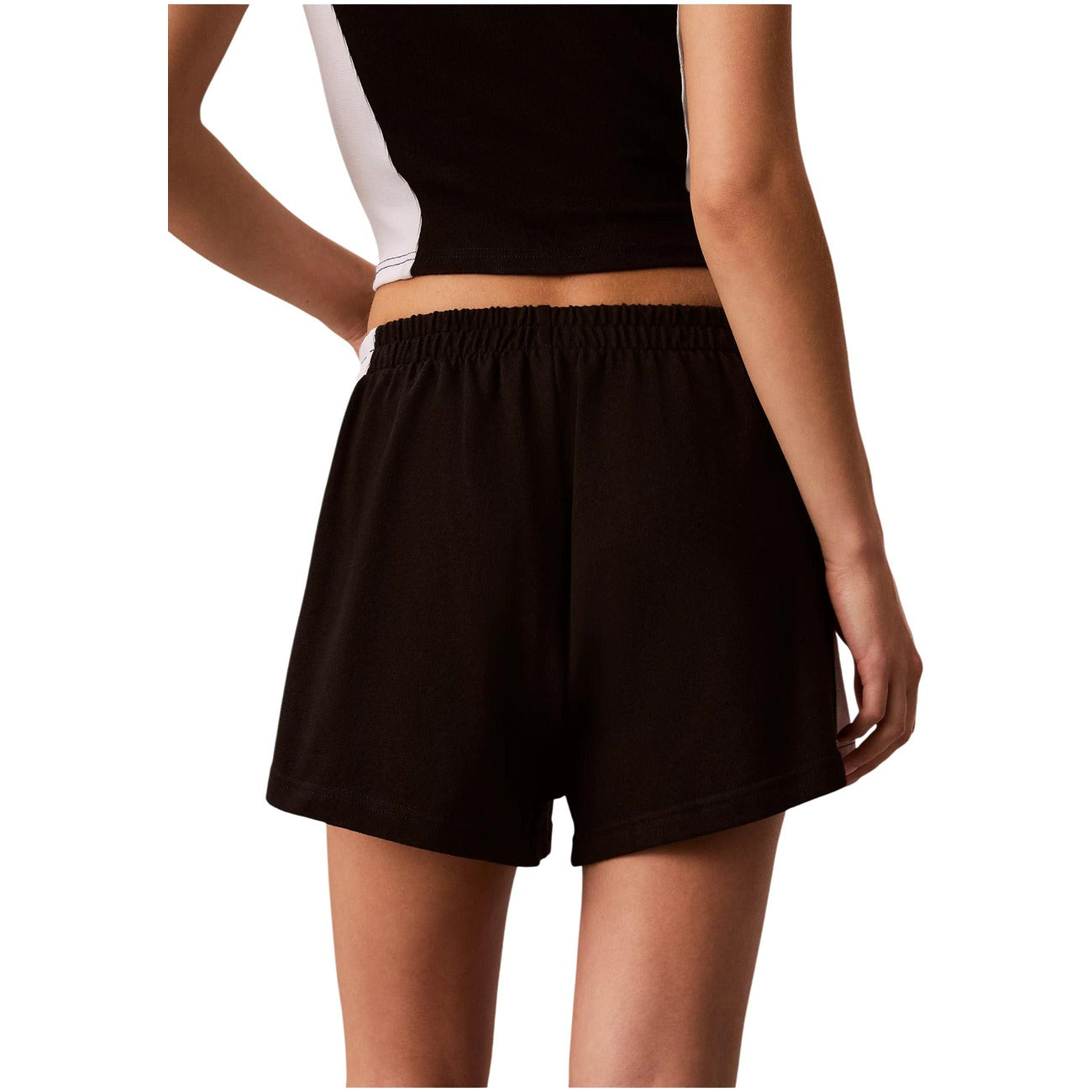 Pantaloncini Jersey Calvin Klein; Nero. 100% Cotone. Vita elastica, inserti a contrasto, logo ricamato. Comodi, freschi e ideali per un look estivo sportivo. Posteriore 