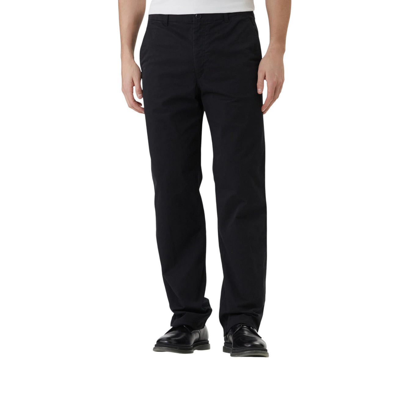 Pantaloni Regular Neri Uomo Calvin Klein Jeans; Tessuto 97% cotone e 3% elastam-lycra. Taglio dritto confortevole con vita regolare, chiusura con zip e bottone. Tasche laterali discrete e stile casual-business continuativo. Vista frontale 