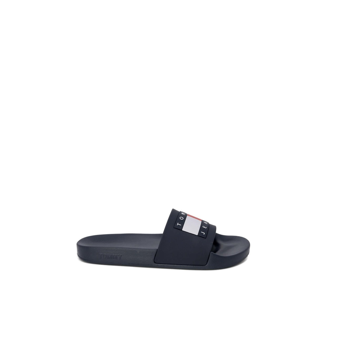 Ciabatte Tommy Jeans Pool Sli; 100% Poliuretano. Colore blu scuro, logo Tommy hilfiger, struttura leggera. Slide uomo idrorepellenti e confortevoli per la PE26. Vista laterale 