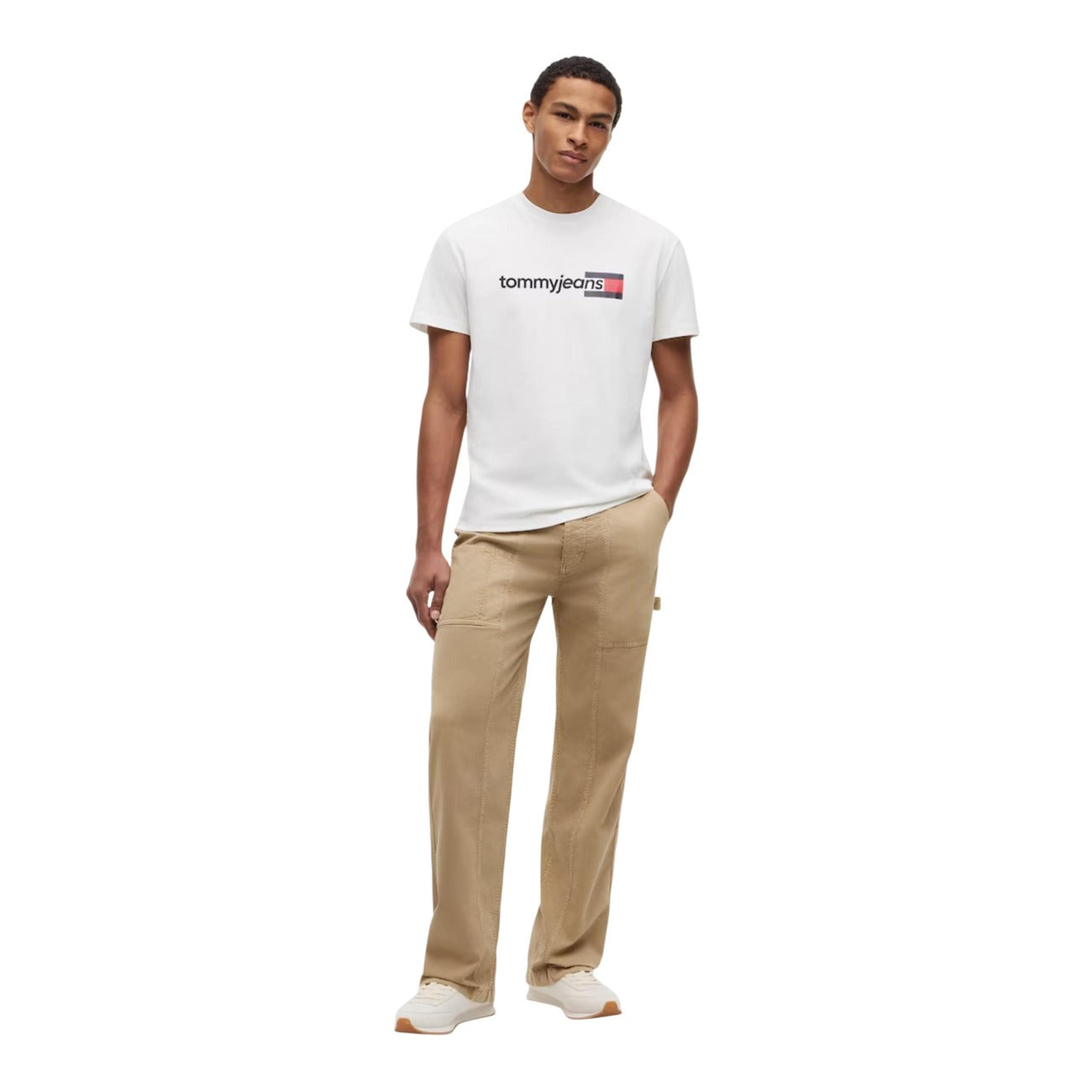 T-shirt Bianca Tommy Jeans; Logo Print. 100% Cotone Rigenerato. Vestibilità regolare, traspirante e sostenibile. Il basic immancabile del guardaroba maschile. Figura intera frontale 