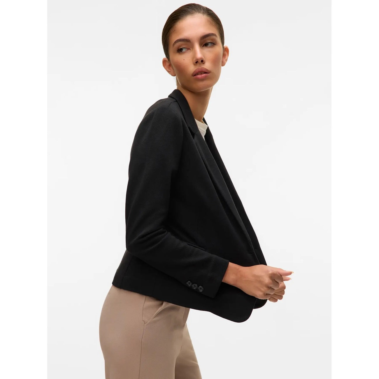 Blazer Monopetto Donna Nero Vero Moda; Giacca regular fit in misto cotone e poliestere con scollo a V e colletto a reverse. Maniche lunghe e chiusura con bottoni, stile casual-chic primavera-estate.