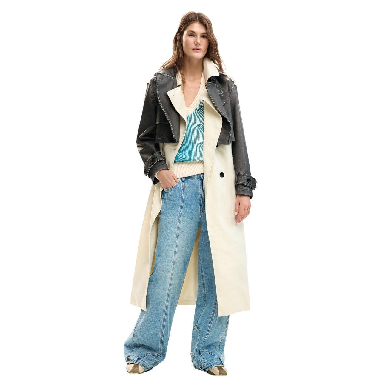 Trench lungo in tessuto combinato in due tonalità con ampio revers, spalle strutturate e chiusura frontale con bottoni. Cintura regolabile in vita e tasche laterali a vista completano il design. Vista frontale figura intera 