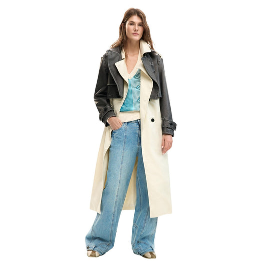 Trench lungo in tessuto combinato in due tonalità con ampio revers, spalle strutturate e chiusura frontale con bottoni. Cintura regolabile in vita e tasche laterali a vista completano il design. Vista frontale figura intera 