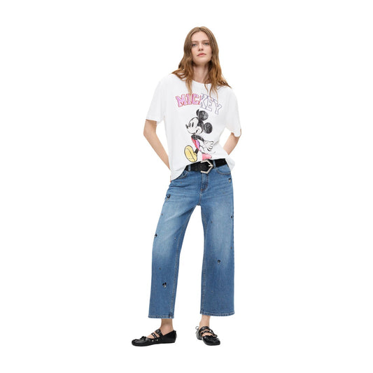 Jeans Desigual donna blu chiaro Disney 26WWDD09. Pantaloni denim modello culotte a gamba larga con stampa personaggi Disney, fondo dritto e chiusura con zip e bottone, abbigliamento casual autunno inverno.