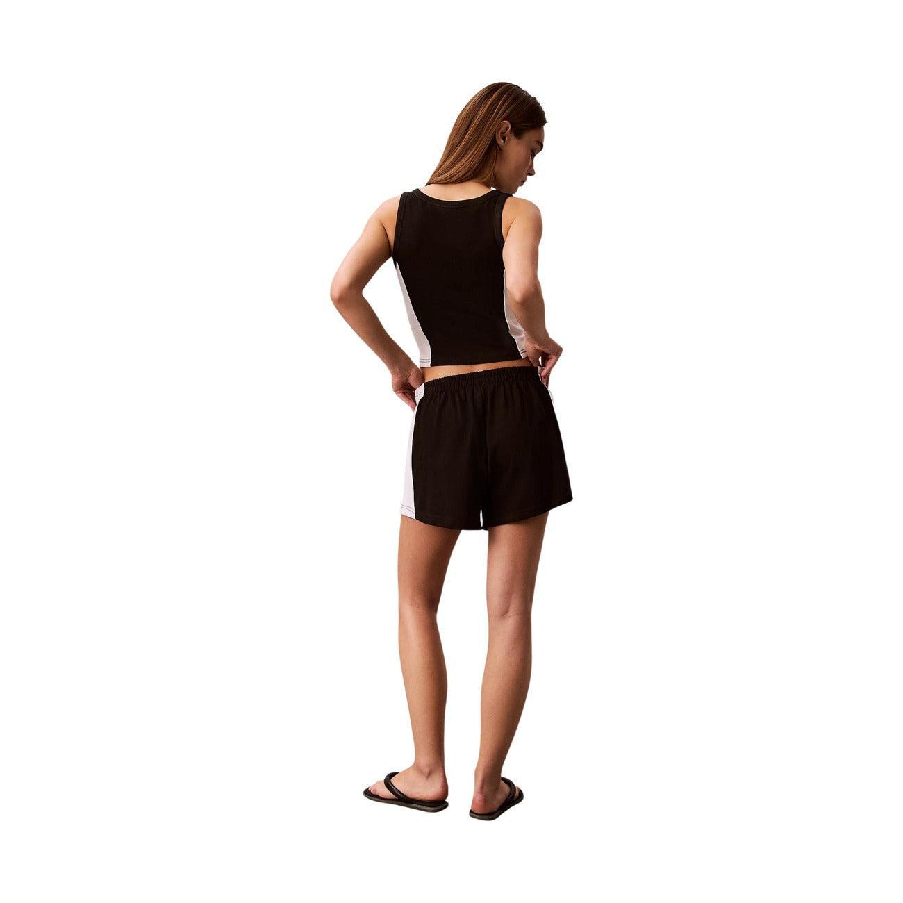 Pantaloncini Jersey Calvin Klein; Nero. 100% Cotone. Vita elastica, inserti a contrasto, logo ricamato. Comodi, freschi e ideali per un look estivo sportivo. Figura intera posteriore 