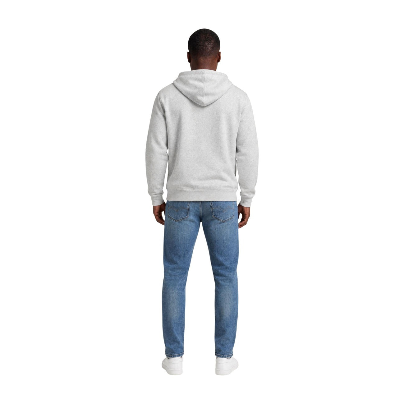 Felpa Grigia con Cappuccio Tommy Jeans; 100% Cotone Rigenerato. Tasca a marsupio, logo ricamato, finiture a costine. Stile casual, materiale ecosostenibile, ideale per l'uso quotidiano. Figura intera posteriore 