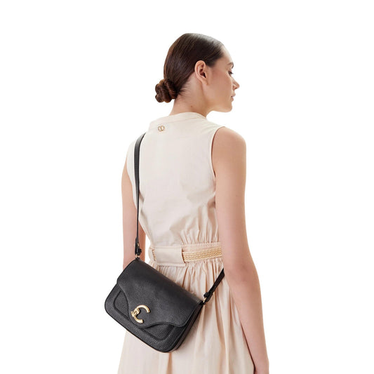 Borsa a tracolla Coccinelle nera C-ME E1 SSL 15 01 21. Borsa piccola da donna in vera pelle nera con dettaglio logo C oro sulla patta, tracolla regolabile e chiusura zip, borsa elegante e casual chic 4 stagioni Coccinelle.
