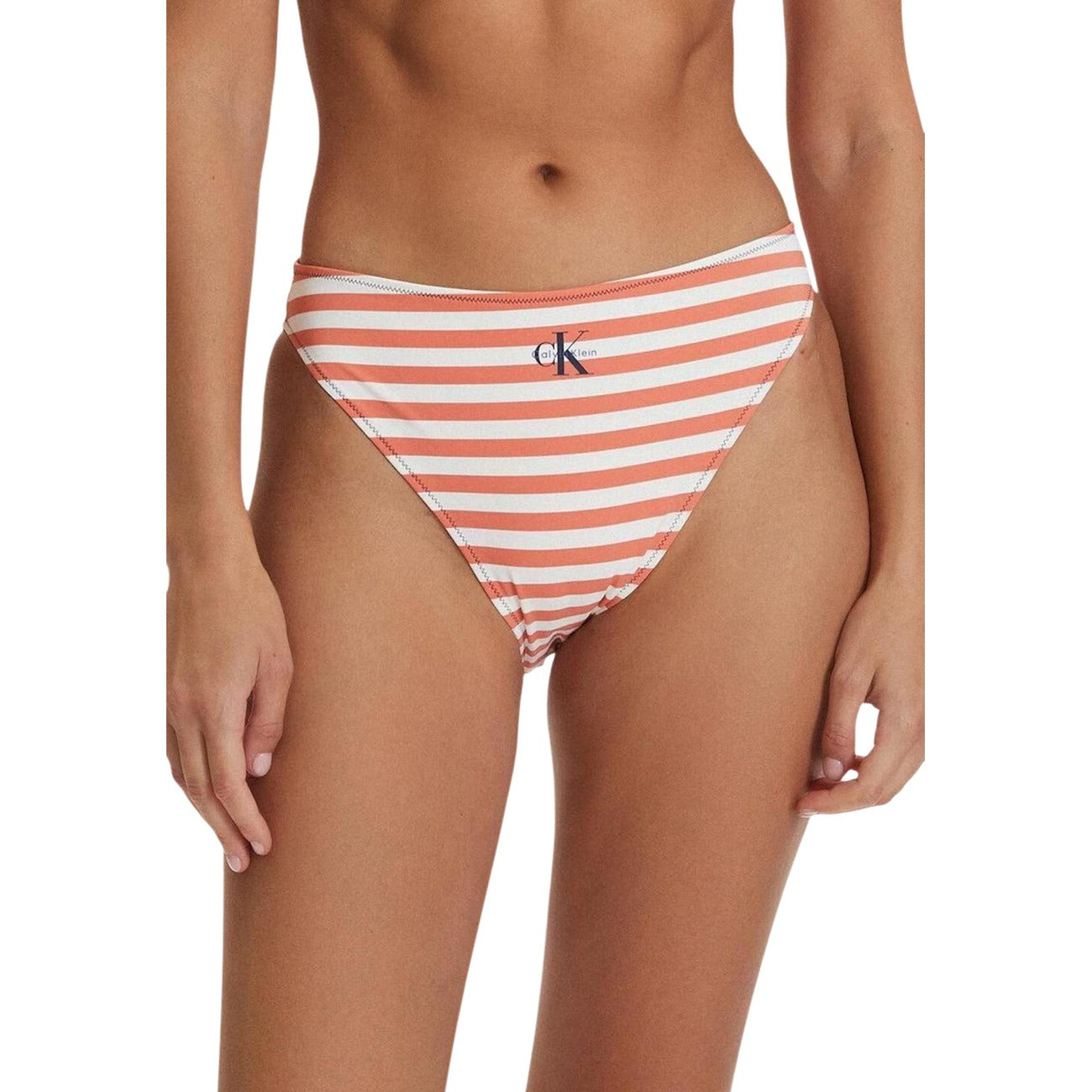 Bikini Arancione CK Jeans; High Leg. Top a fascia, spalline larghe, slip sgambato. Tessuto stretch riciclato, logo CK frontale, asciugatura rapida. Stile audace e sostenibile. Vista frontale 