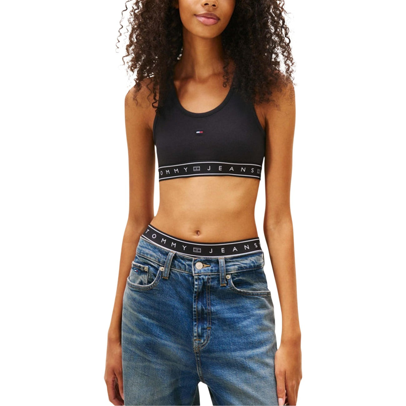 Top Tommy Hilfiger Jeans donna nero sportivo con logo elastico scollo rotondo 95% cotone 5% elastan - vista frontale indossato da modello