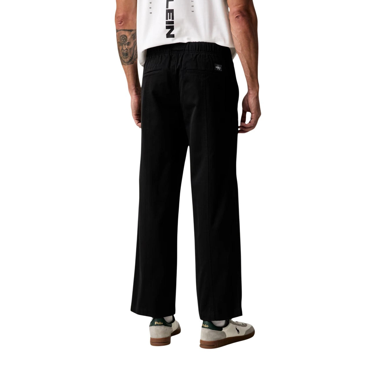 Pantaloni Calvin Klein uomo neri modello LV04RG615G. Pantalone lungo in cotone tinta unita vestibilità comoda e dritta con elastico e cintura in vita, tasche laterali e posteriori, pantalone casual chic da uomo per tutte le stagioni.