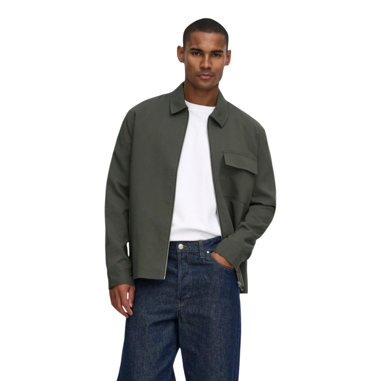 Overshirt giacca camicia verde uomo Only & Sons 22038673. Giacca leggera casual in poliestere, viscosa ed elastan con collo camicia, cerniera frontale e tasca pettorale.